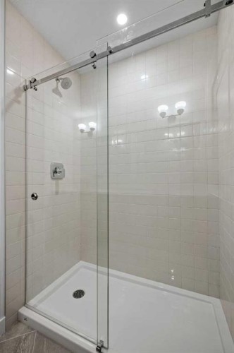 8341 8 Avenue Sw, Calgary, AB - Indoor Photo Showing Bathroom