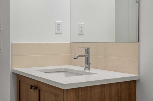 8341 8 Avenue Sw, Calgary, AB - Indoor Photo Showing Bathroom