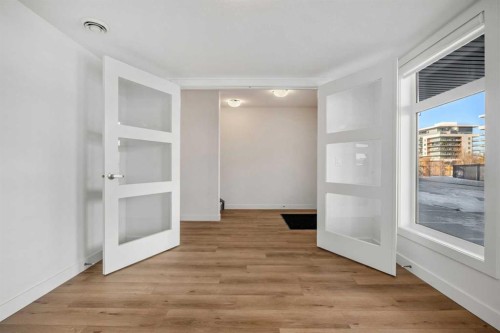 8341 8 Avenue Sw, Calgary, AB - Indoor Photo Showing Other Room
