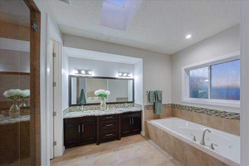 462 23 Avenue Nw, Calgary, AB - Indoor Photo Showing Bathroom
