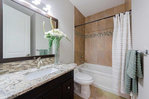 462 23 Avenue Nw, Calgary, AB - Indoor Photo Showing Bathroom
