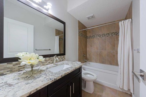 462 23 Avenue Nw, Calgary, AB - Indoor Photo Showing Bathroom