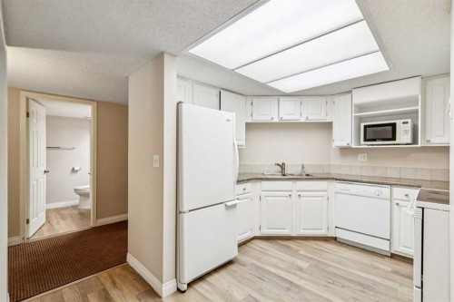 105-2425 90 Avenue Sw, Calgary, AB - Indoor Photo Showing Kitchen