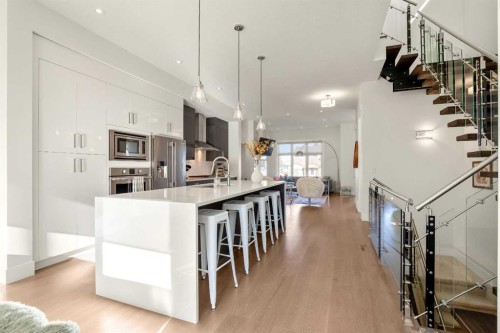 303 30 Avenue Ne, Calgary, AB - Indoor Photo Showing Kitchen With Upgraded Kitchen