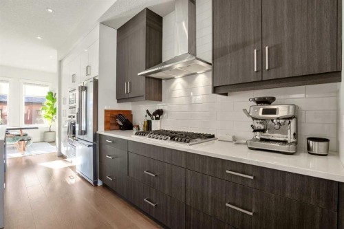 303 30 Avenue Ne, Calgary, AB - Indoor Photo Showing Kitchen With Upgraded Kitchen