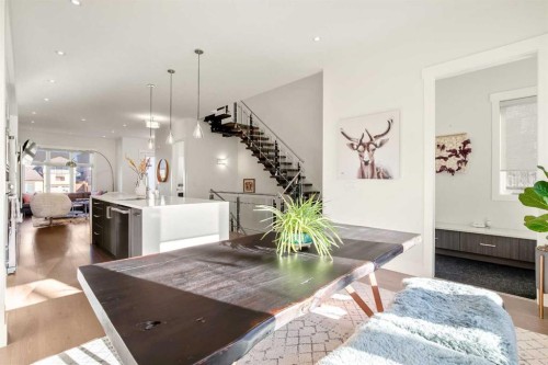 303 30 Avenue Ne, Calgary, AB - Indoor