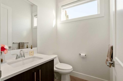 303 30 Avenue Ne, Calgary, AB - Indoor Photo Showing Bathroom