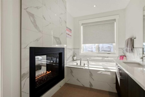 303 30 Avenue Ne, Calgary, AB - Indoor Photo Showing Bathroom