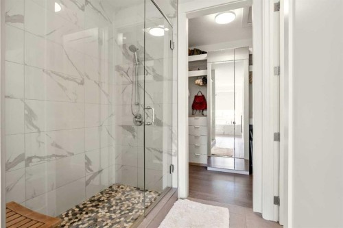 303 30 Avenue Ne, Calgary, AB - Indoor Photo Showing Bathroom