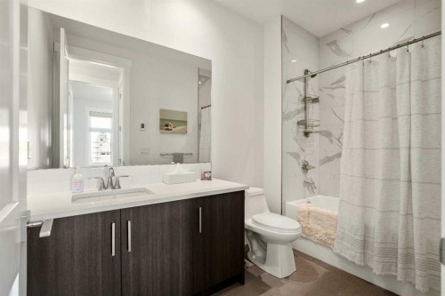 303 30 Avenue Ne, Calgary, AB - Indoor Photo Showing Bathroom