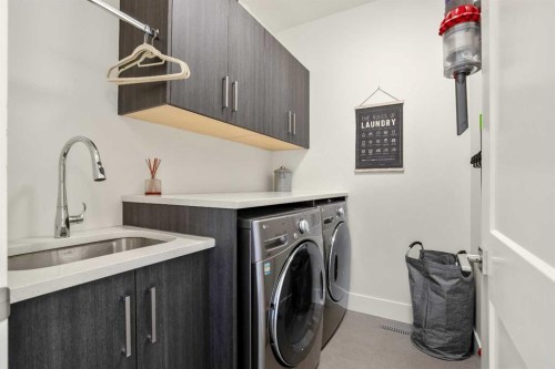 303 30 Avenue Ne, Calgary, AB - Indoor Photo Showing Laundry Room