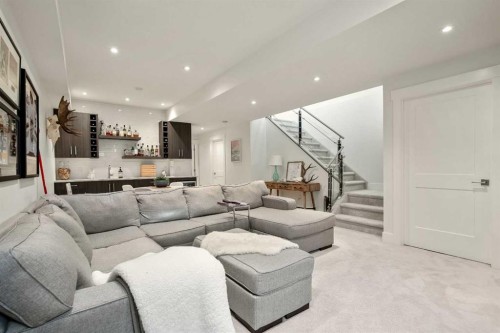 303 30 Avenue Ne, Calgary, AB - Indoor Photo Showing Living Room