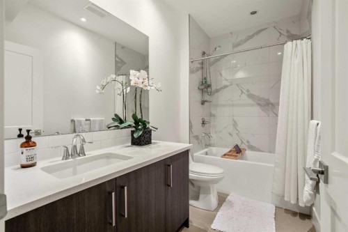 303 30 Avenue Ne, Calgary, AB - Indoor Photo Showing Bathroom