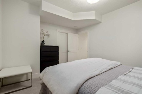 303 30 Avenue Ne, Calgary, AB - Indoor Photo Showing Bedroom