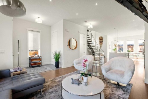 303 30 Avenue Ne, Calgary, AB - Indoor Photo Showing Living Room