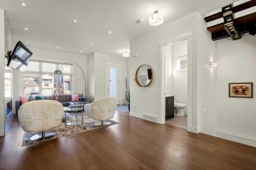 303 30 Avenue Ne, Calgary, AB - Indoor