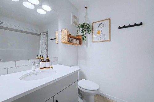 250 Hotchkiss Common Se, Calgary, AB - Indoor Photo Showing Bathroom