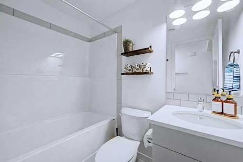 250 Hotchkiss Common Se, Calgary, AB - Indoor Photo Showing Bathroom