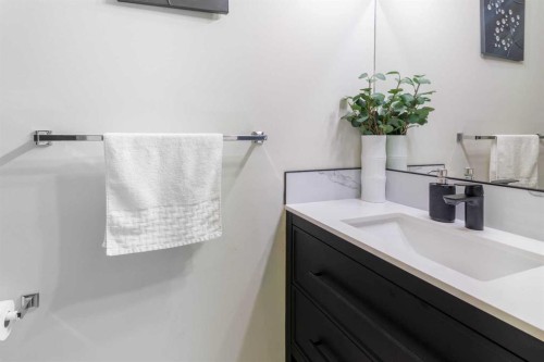 13 Mt. Aberdeen Manor Se, Calgary, AB - Indoor Photo Showing Bathroom