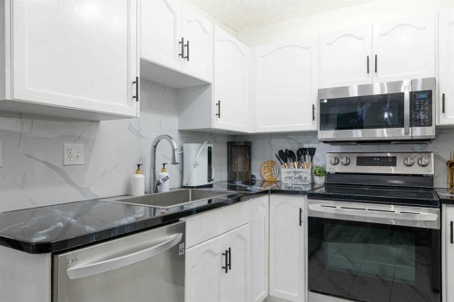 13 Mt. Aberdeen Manor Se, Calgary, AB - Indoor Photo Showing Kitchen