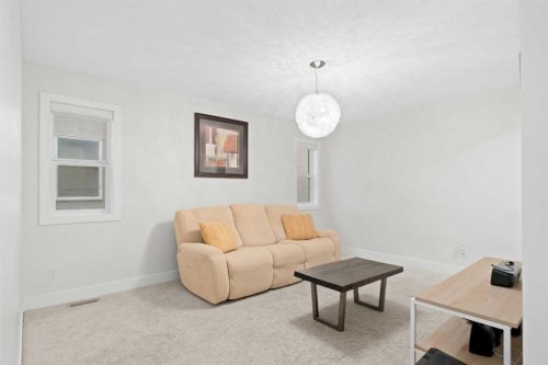 115 Mahogany Way Se, Calgary, AB - Indoor Photo Showing Living Room