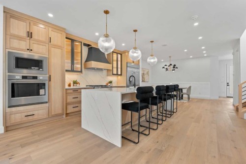 422 36 Avenue Nw, Calgary, AB - Indoor Photo Showing Kitchen With Upgraded Kitchen