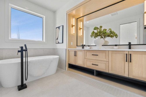 422 36 Avenue Nw, Calgary, AB - Indoor Photo Showing Bathroom