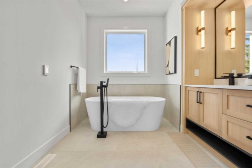 422 36 Avenue Nw, Calgary, AB - Indoor Photo Showing Bathroom