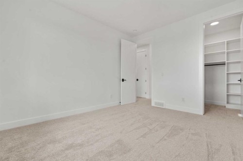 422 36 Avenue Nw, Calgary, AB - Indoor Photo Showing Other Room