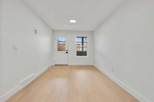 422 36 Avenue Nw, Calgary, AB - Indoor Photo Showing Other Room