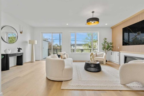 422 36 Avenue Nw, Calgary, AB - Indoor Photo Showing Living Room