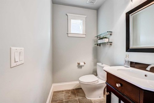 1707 Bowness Road Nw, Calgary, AB - Indoor Photo Showing Bathroom