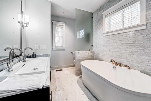 1707 Bowness Road Nw, Calgary, AB - Indoor Photo Showing Bathroom