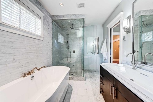 1707 Bowness Road Nw, Calgary, AB - Indoor Photo Showing Bathroom