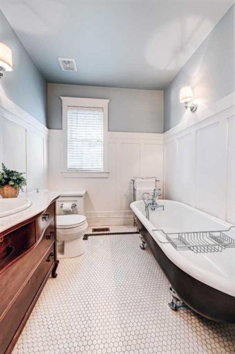 1707 Bowness Road Nw, Calgary, AB - Indoor Photo Showing Bathroom