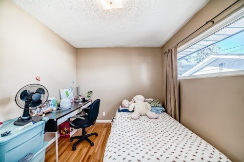 28 Winslow Crescent Sw, Calgary, AB - Indoor Photo Showing Bedroom