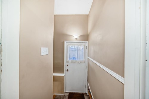 28 Winslow Crescent Sw, Calgary, AB - Indoor Photo Showing Other Room