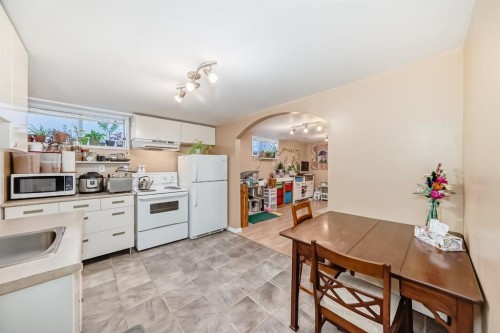 28 Winslow Crescent Sw, Calgary, AB - Indoor Photo Showing Kitchen