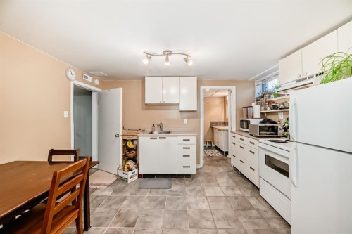 28 Winslow Crescent Sw, Calgary, AB - Indoor Photo Showing Kitchen