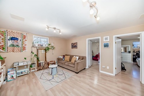 28 Winslow Crescent Sw, Calgary, AB - Indoor Photo Showing Other Room