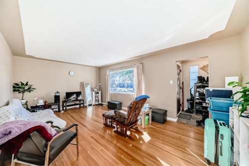 28 Winslow Crescent Sw, Calgary, AB - Indoor Photo Showing Living Room