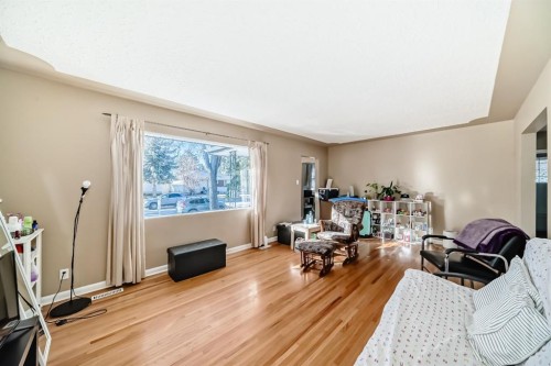 28 Winslow Crescent Sw, Calgary, AB - Indoor Photo Showing Living Room