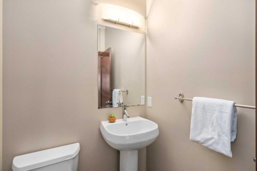 26 Mahogany Green Se, Calgary, AB - Indoor Photo Showing Bathroom
