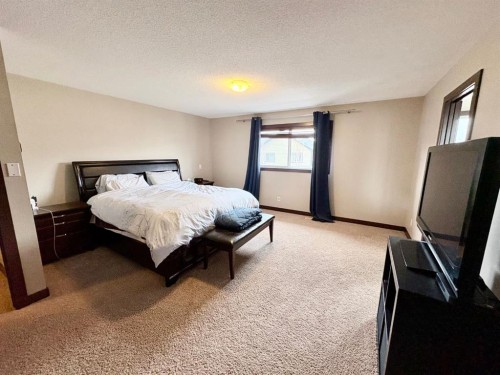 26 Mahogany Green Se, Calgary, AB - Indoor Photo Showing Bedroom