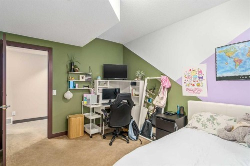 26 Mahogany Green Se, Calgary, AB - Indoor Photo Showing Bedroom
