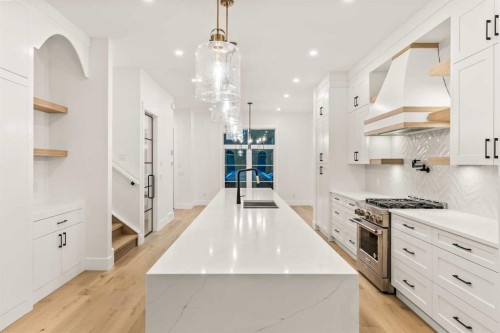 520 34A Street Nw, Calgary, AB - Indoor Photo Showing Kitchen With Upgraded Kitchen
