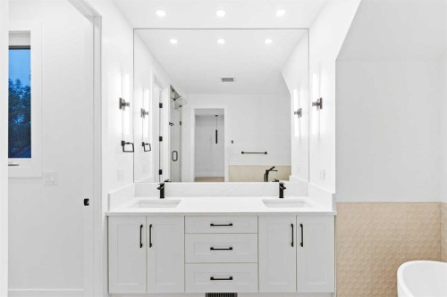 520 34A Street Nw, Calgary, AB - Indoor Photo Showing Bathroom