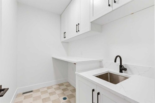 520 34A Street Nw, Calgary, AB - Indoor Photo Showing Kitchen