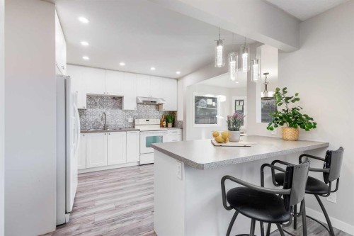 3394 Breton Close Nw, Calgary, AB - Indoor Photo Showing Kitchen