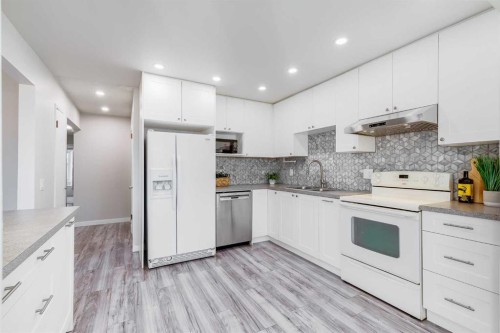 3394 Breton Close Nw, Calgary, AB - Indoor Photo Showing Kitchen